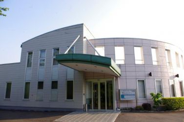 川のほとりで緑のきれいな住宅街にあります。皆様のご来院を心よりお待ちしております。