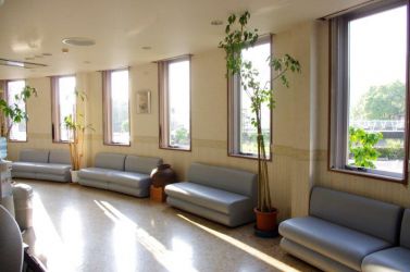 窓からさす光が美しい、リラックスできる空間です。