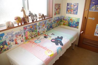 お子様が怖がらないように色々なキャラクターと共にお待ちしています。